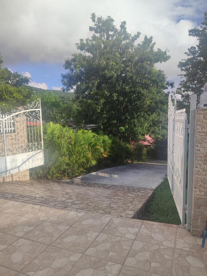 Villa Bebelos ปวงต์-นัวร์ ภายนอก รูปภาพ